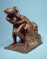 Femme assise séchant son côté gauche